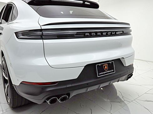 Used 2024 Porsche Cayenne Coupe AWD/4WD image 15