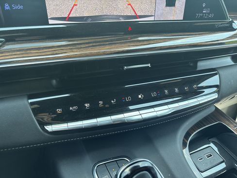 Used 2023 Cadillac Escalade ESV Premium Luxury RWD image 21
