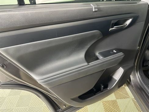 Used 2025 Toyota Highlander XLE image 11
