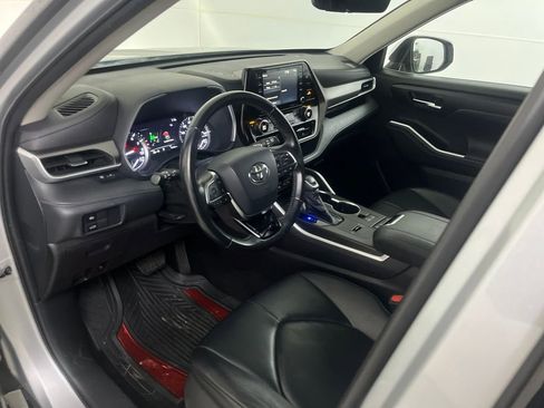 Used 2020 Toyota Highlander XLE image 26