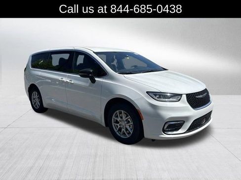 New 2026 Chrysler Pacifica Select image 3