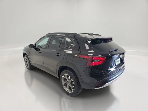 Used 2025 Chevrolet Trax LT FWD image 6