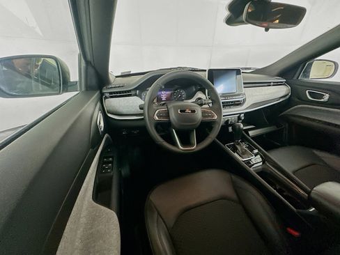 Used 2025 Jeep Compass Latitude image 18