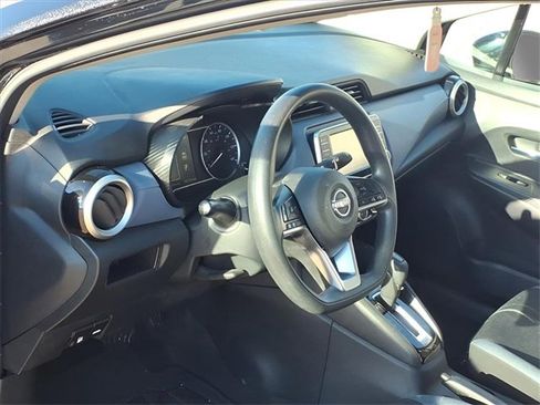 Used 2023 Nissan Versa SV image 5