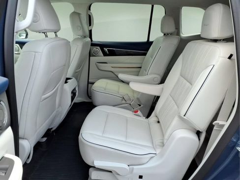 Used 2025 Buick Enclave Avenir w/ LPO, Floor Liner Package AWD/4WD image 5