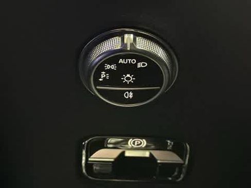 Used 2025 Mercedes-Benz GLC 300 4MATIC image 18