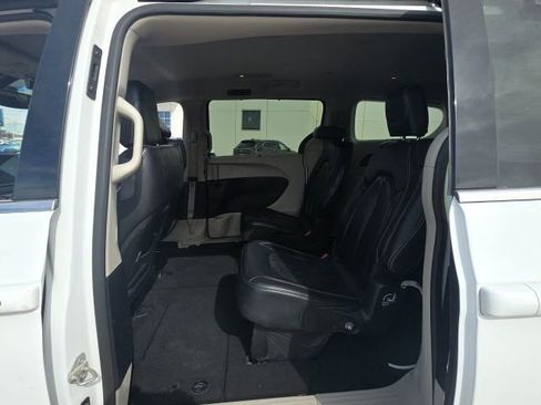 Used 2022 Chrysler Pacifica Touring-L image 9