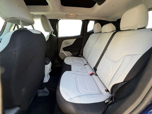 Used 2018 Jeep Renegade Latitude FWD image 14