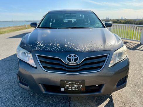 Used 2011 Toyota Camry LE image 2