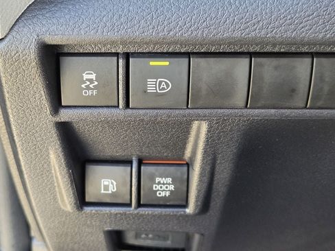 Used 2026 Toyota Sienna XLE FWD image 25