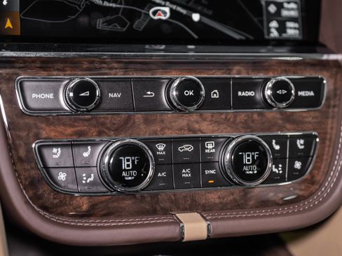 Used 2025 Bentley Bentayga Extended Wheelbase image 45