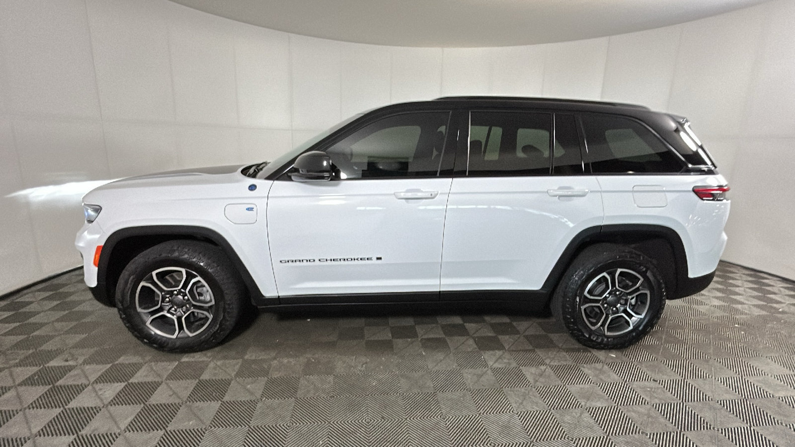 Used 2023 Jeep Grand Cherokee Trailhawk AWD/4WD image 6