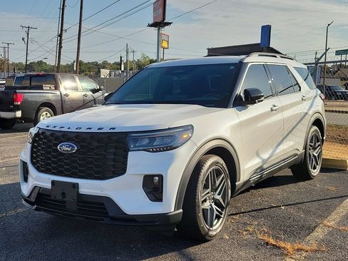 Used 2025 Ford Explorer ST AWD/4WD image 2
