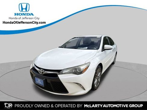 Used 2015 Toyota Camry SE FWD image 1