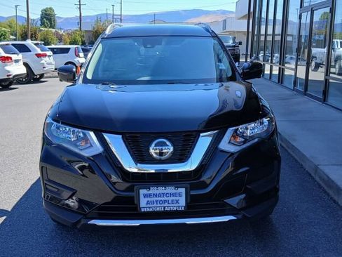 Used 2020 Nissan Rogue SV w/ Premium Package image 3