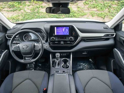 Used 2023 Toyota Highlander LE FWD image 14