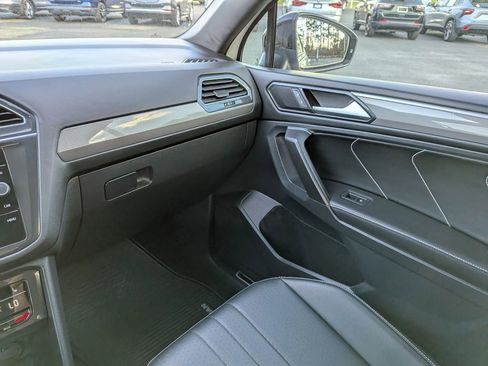 Used 2022 Volkswagen Tiguan SE R-Line image 17
