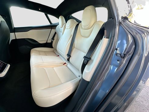 Used 2022 Tesla Model S image 25