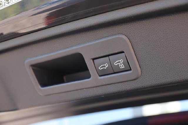 Used 2025 Toyota 4Runner Limited AWD/4WD image 8