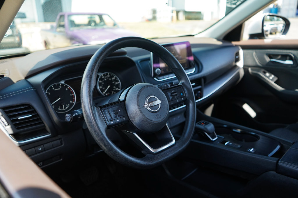 Used 2023 Nissan Rogue SV FWD image 6