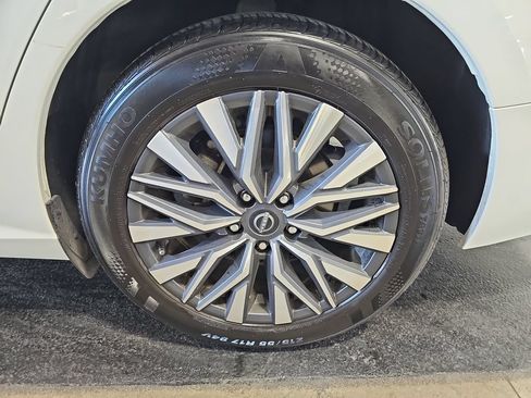 Used 2025 Nissan Altima 2.5 SV FWD image 31