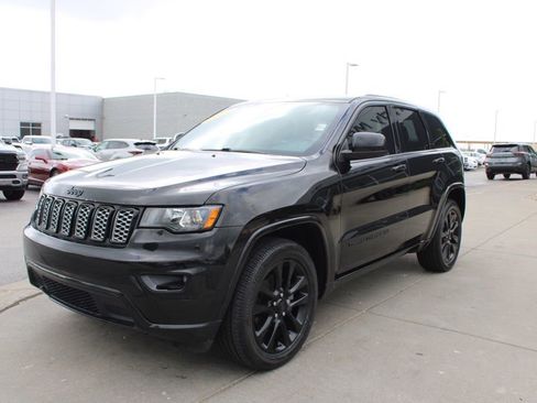 Used 2017 Jeep Grand Cherokee Altitude AWD/4WD image 3