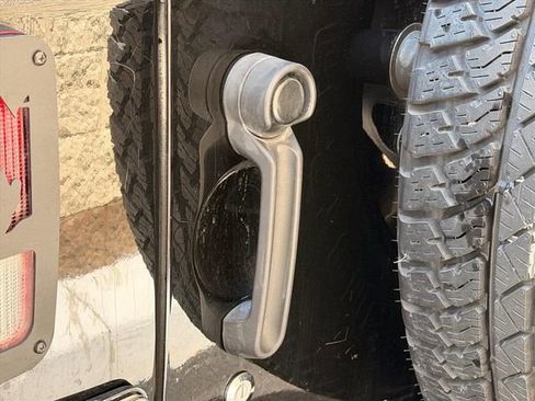 Used 2017 Jeep Wrangler Unlimited Sahara AWD/4WD image 19