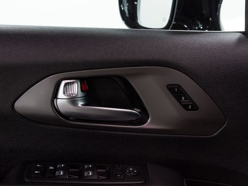 Used 2025 Chrysler Pacifica Select FWD image 7