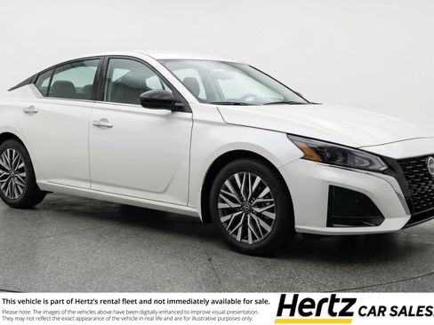 Used 2025 Nissan Altima 2.5 SV image 1