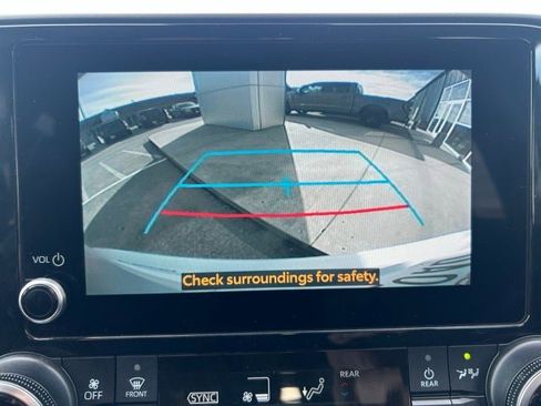 Used 2024 Toyota Highlander LE image 12