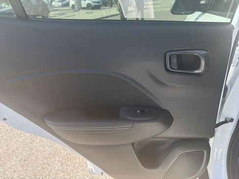 Used 2025 Hyundai Venue Limited FWD image 11