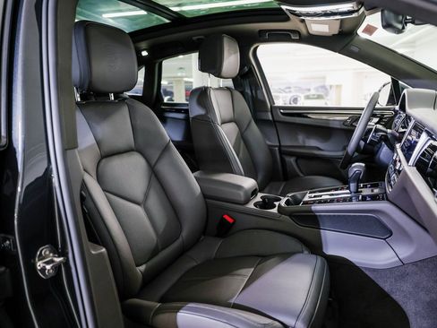 Certified 2025 Porsche Macan AWD/4WD image 29