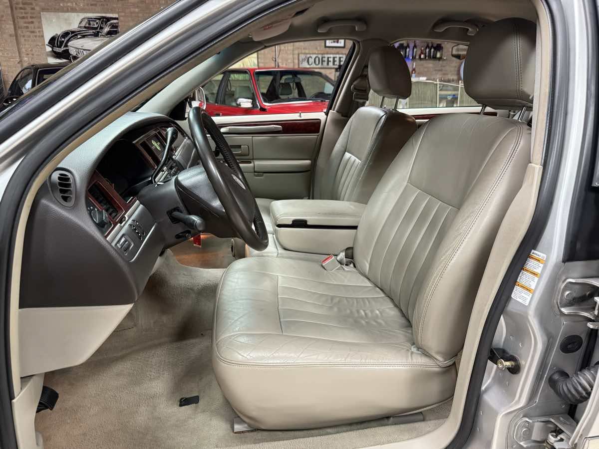 Used 2003 Lincoln Town Car Executive RWD image 22