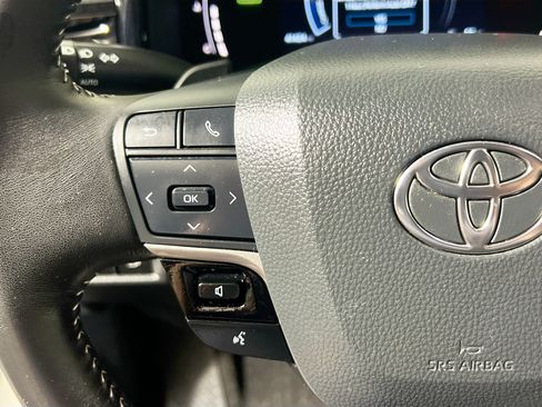 Used 2025 Toyota Camry SE FWD image 12