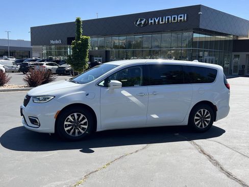 Used 2022 Chrysler Pacifica Touring-L FWD image 1