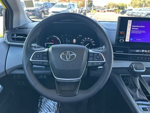 Used 2025 Toyota Sienna XLE image 16