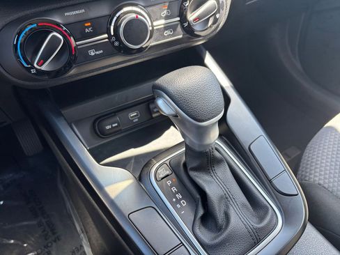 Used 2025 Kia Soul LX w/ LX Technology Package FWD image 40