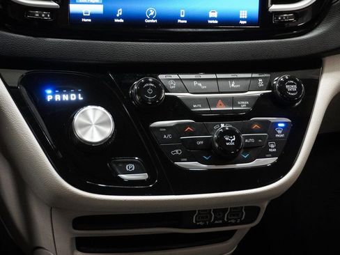 Certified 2024 Chrysler Pacifica Touring-L image 26