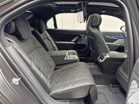 Used 2023 BMW i7 xDrive60 AWD/4WD image 55