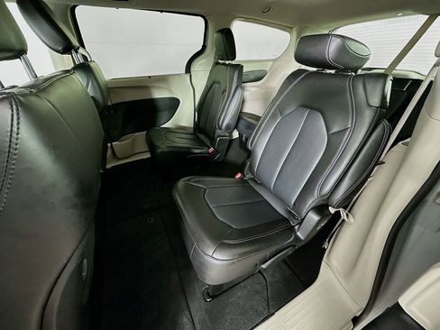 Certified 2024 Chrysler Pacifica Touring-L image 34