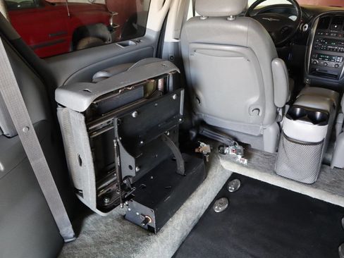 Used 2007 Chrysler Town & Country Touring w/ Leather Interior Group image 32