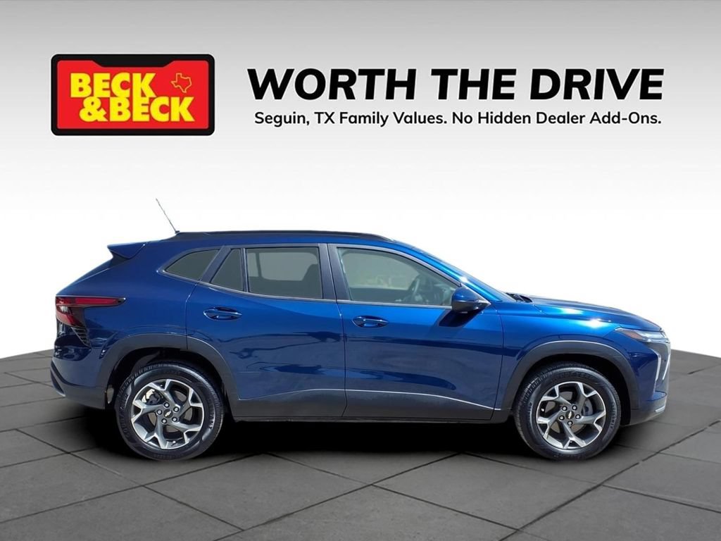 Used 2024 Chevrolet Trax LT w/ LT Convenience Package FWD image 4