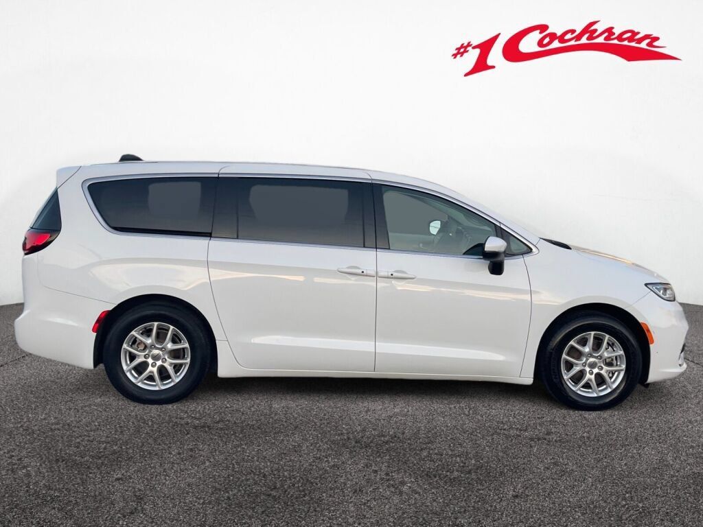 Used 2023 Chrysler Pacifica Touring-L FWD image 27