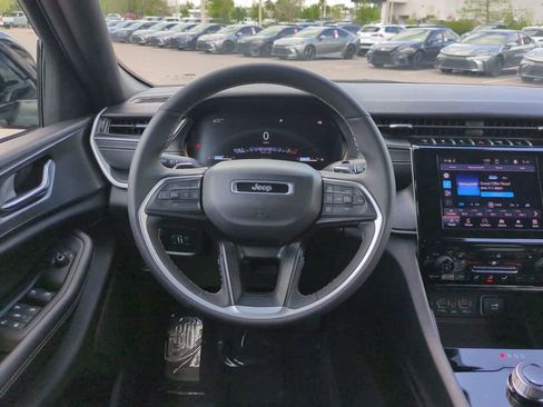 Used 2025 Jeep Grand Cherokee Altitude image 15