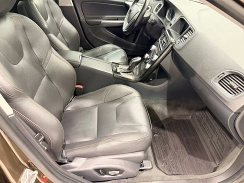 Used 2015 Volvo V60 T5 Cross Country image 44