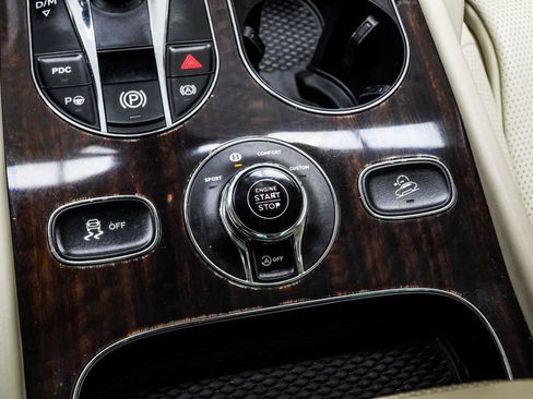Used 2021 Bentley Bentayga AWD/4WD image 23