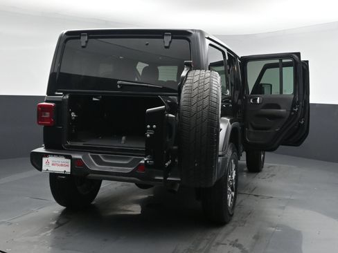 Used 2025 Jeep Wrangler Unlimited Sahara AWD/4WD image 27
