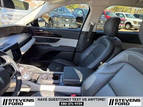 Used 2024 Lincoln Nautilus Premier image 16