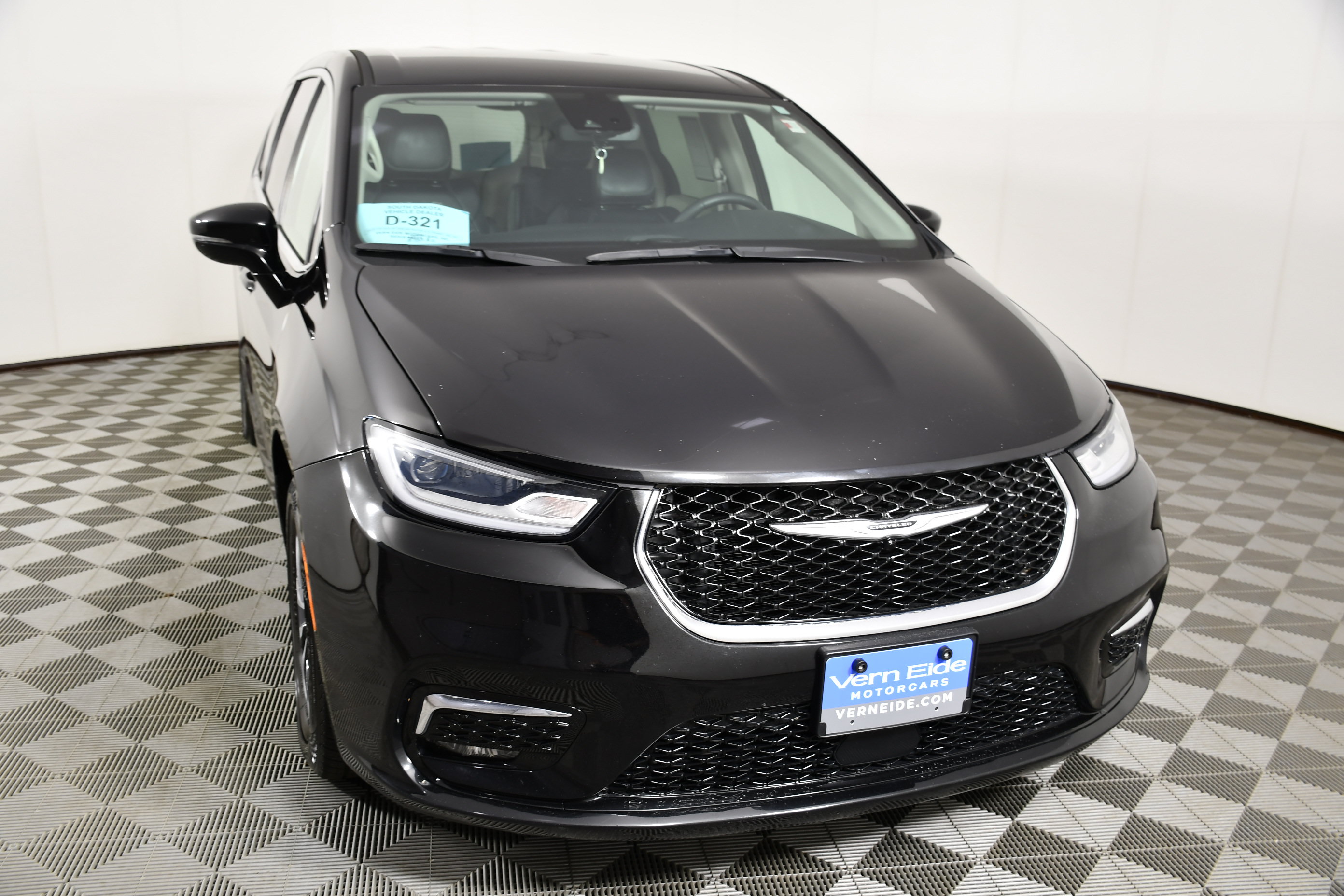 Used 2024 Chrysler Pacifica Limited FWD image 3