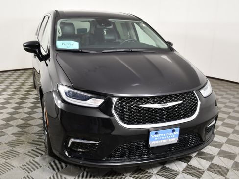 Used 2024 Chrysler Pacifica Limited FWD image 3